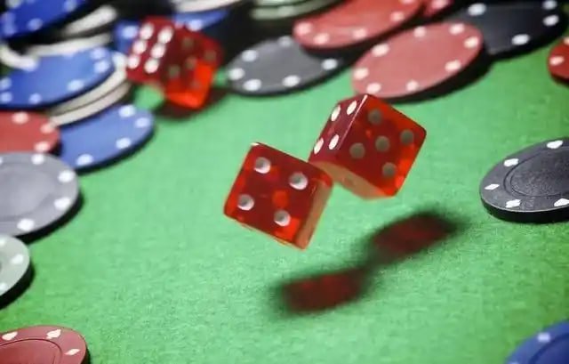 Pengguna membuka Raja Serangga f2000 di browser ponsel